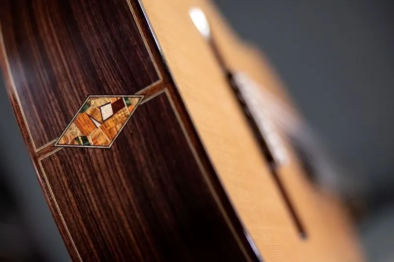 A beautiful brown diamond-shaped pattern on the guitar