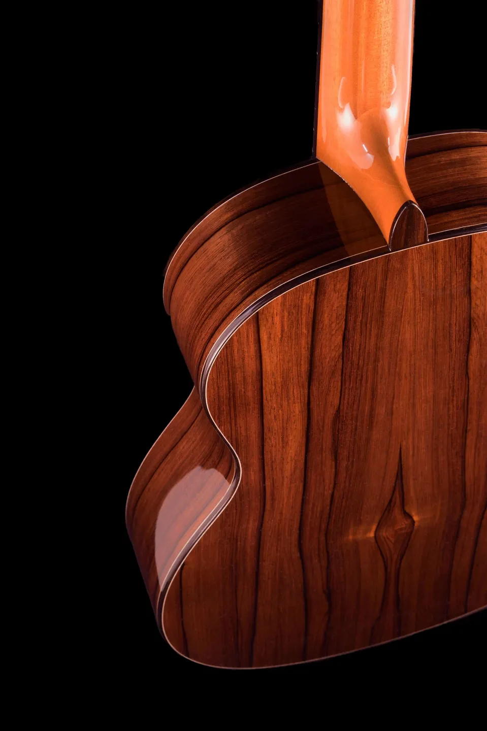 A beautiful wooden color pattern on the guitar
